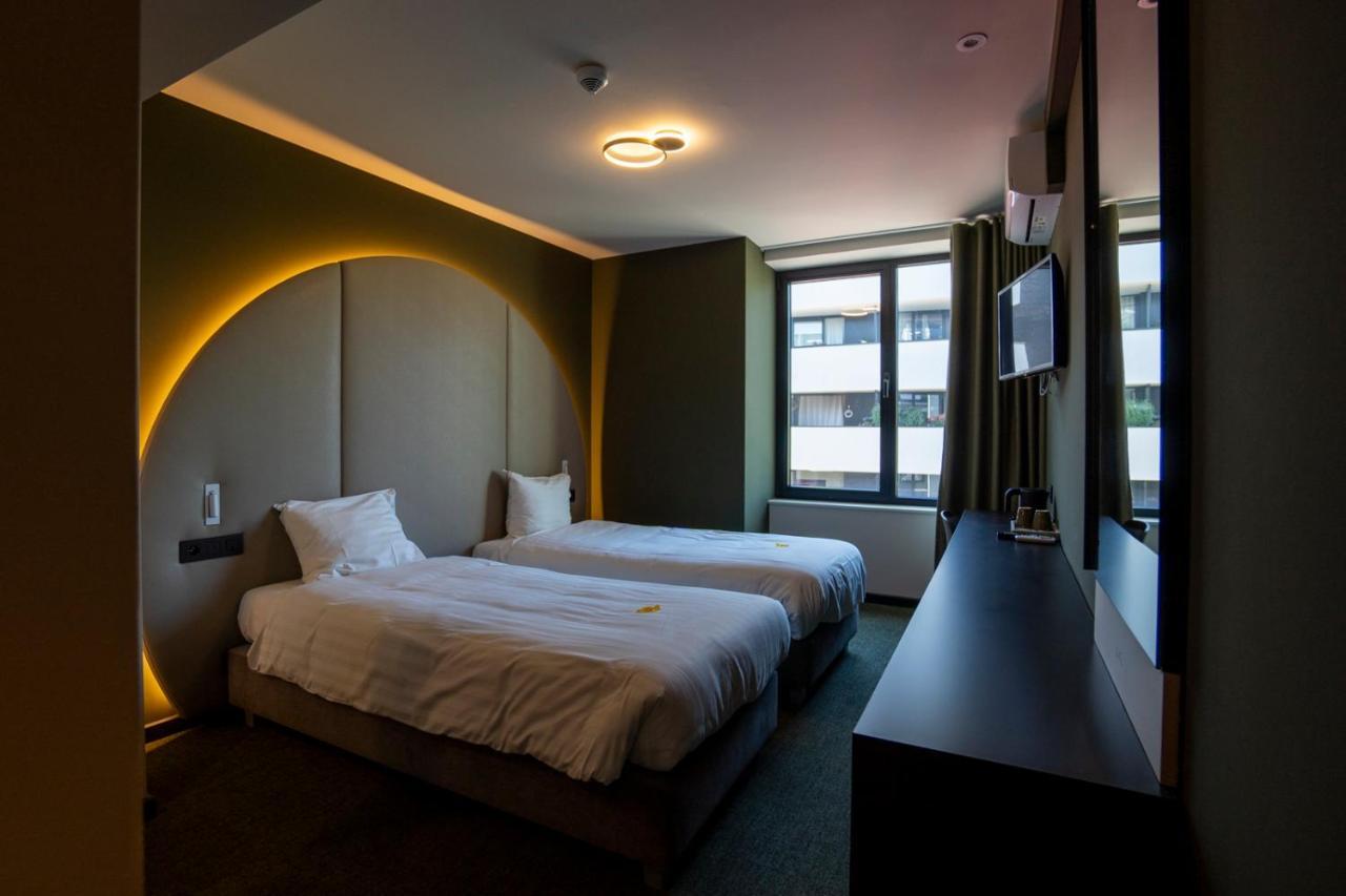 Green Hotel Генк Экстерьер фото
