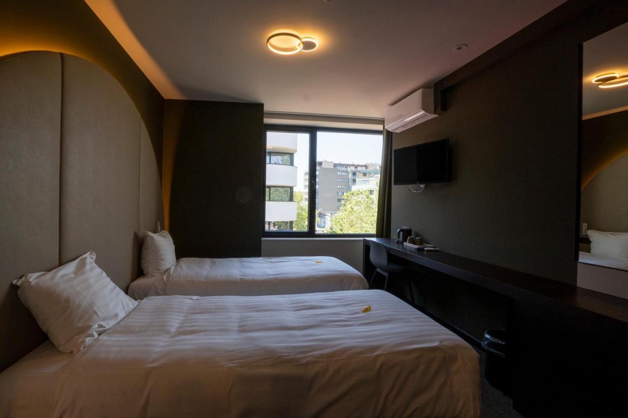 Green Hotel Генк Экстерьер фото